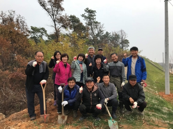 NSP통신-7일 경기 평택시 포승읍 홍원리에서 평택시양봉연구회 회원들이 밀원수 심기 행사를 마치고 기념촬영을 하고 있다. (평택시)