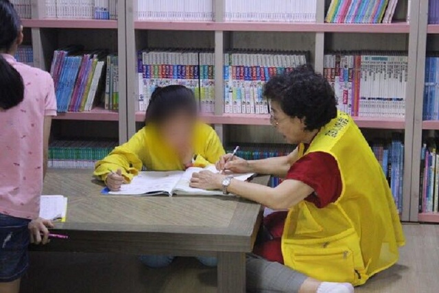 NSP통신-김포시 지역아동센터에서 어르신이 아동들을 돌보고 있다. (김포시)