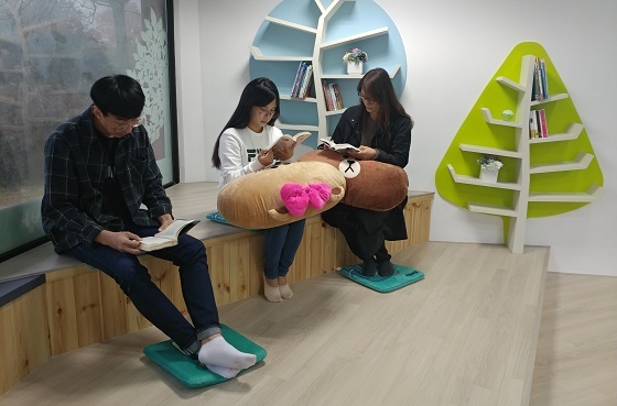 NSP통신-▲충남도 산림자원연구소가 숲속책방을 마련해 본격 운영을 시작한다. (충청남도)