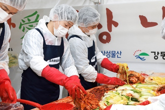 NSP통신-삼성물산 직원들이 김장 봉사활동을 펼치고 있다. (삼성물산 제공)