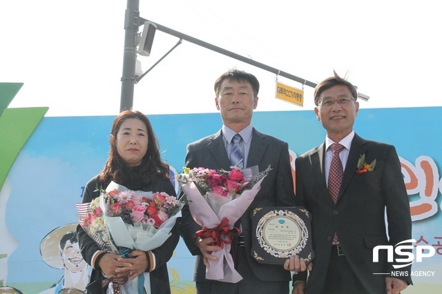 NSP통신-정하영 김포시장(오른쪽)과 농업인대상을 수상한 김인수(가운데)씨와 부인이 기념사진을 촬영하고 있다. (박승봉 기자)