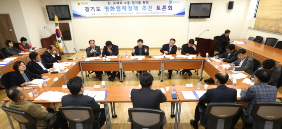 NSP통신-9일 경기도의회 소회의실에서 이화영 평화부지사, 정대운 기획재정위원장을 비롯한 의원들과 평화협력국 관계자가 참석한 가운데 평화협력정책 추진 토론회가 진행되고 있다. (경기도의회)