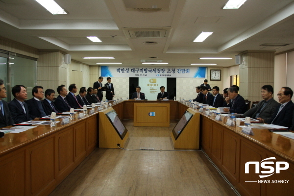 NSP통신-9일 박만성 대구지방국세청장과 간부들이 대구상공회의소에서 지역 기업인들과 간담회를 진행하고 있다. (대구지방국세청)