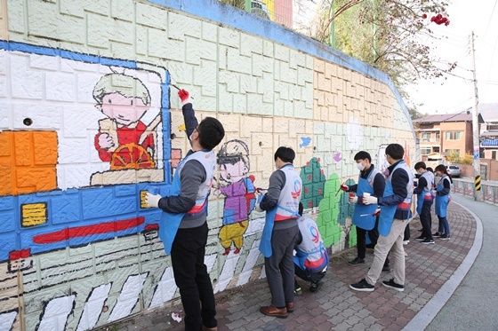 NSP통신-도로공사 직원들이 김천 서부초등학교 담벼락에 벽화를 그리고 있다. (한국도로공사 제공)