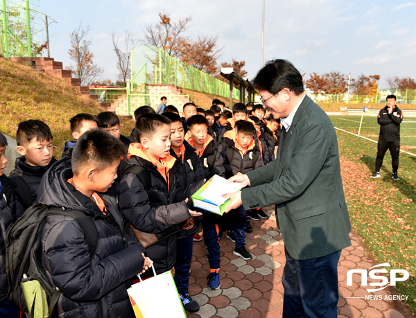 NSP통신-경북관광공사 한, 중 소년 축구 교류와 문화체험행사 모습. (경북관광공사)