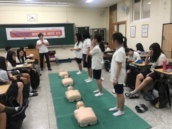 NSP통신-안양여자중학교 1학년 학생들이 세이프스쿨·세이프경기 프로그램 중 청소년응급처치 전문교육 과정에 참여하고 있다. (안양시청소년재단)