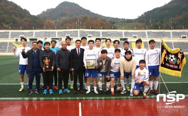 NSP통신-여수 진남종합운동장에서 개최한 제14회 GS칼텍스기 직장 및 클럽 축구대회에서 GS칼텍스 강정범 상무(앞줄 왼쪽 네번째)가 청년부 우승팀 우리안심산 클럽 선수들과 기념 사진을 촬영하고 있다. (GS칼텍스)