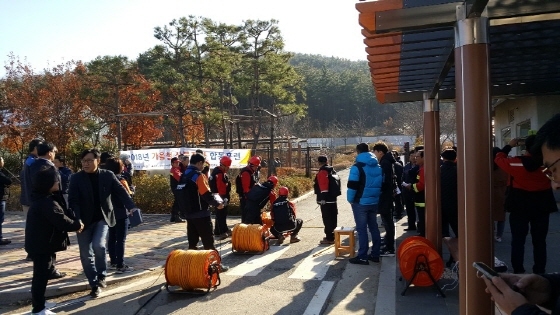 NSP통신-12일 안산 바다향기수목원에서 열린 2018 가을철 산불진화 합동훈련에서 의왕시가 참가해 산불진화 훈련 시연을 선보이고 있다. (의왕시)