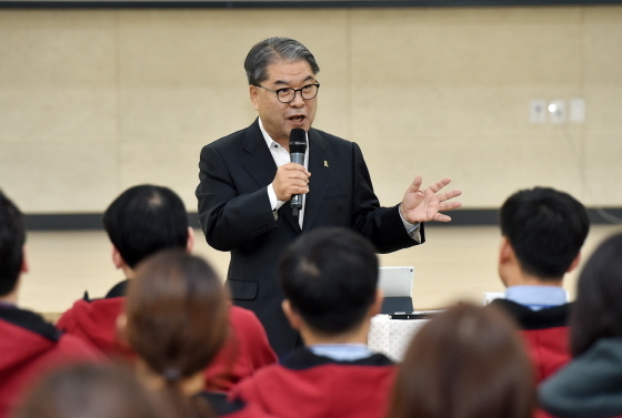 NSP통신-13일 이재정 경기도교육감이 경기교육 6급 핵심인재 양성과정 워크숍에서 교육다운 교육, 함께 만들어 가는 경기교육을 주제로 강연을 하고 있다. (경기도교육청)