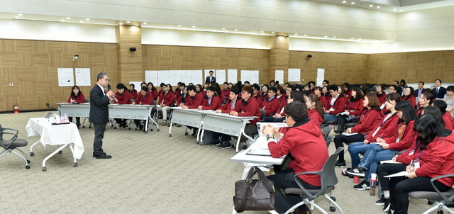 NSP통신-13일 이재정 경기도교육감이 경기교육 6급 핵심인재 양성과정 워크숍에서 교육다운 교육, 함께 만들어 가는 경기교육을 주제로 강연을 하고 있다. (경기도교육청)