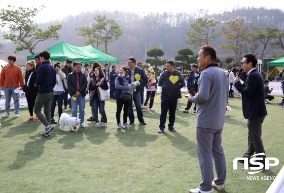 NSP통신-10일 이웅종 교수가 봉담읍 분천리에 위치한 이삭애견훈련소에서 반려견과 함께하는 명량운동회를 개최해 펫티켓 예절교육을 하고 있다. (이주현 기자)