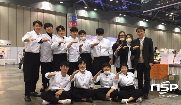 NSP통신-KOREA 월드푸드 챔피언십 대회에 참가한 학생들 단체사진(맨오른쪽 오왕규 지도교수) (대구한의대학교)