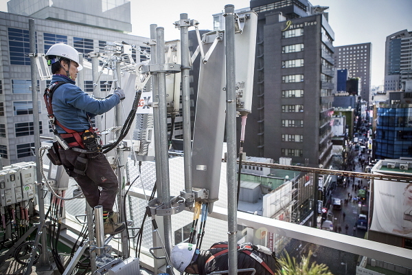 NSP통신-SK텔레콤 직원이 14일 명동 한 빌딩 옥상에서 5G 기지국을 점검하고 있다.