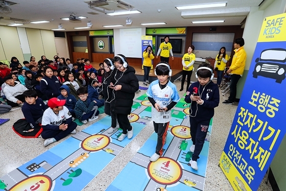 NSP통신-쉐보레가 인천 미산초등학교에서 어린이 260여명을 대상으로 자동차 주변 사각지대 안전교육을 진행하고 있다. (쉐보레)