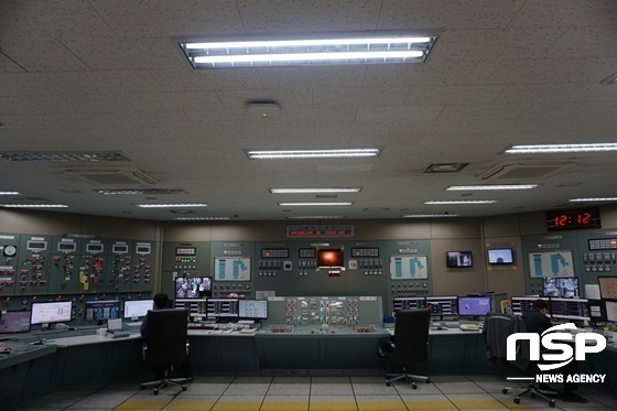 NSP통신-GS E&R 반월발전소의 모든 설비를 컴퓨터로 제어하고 감독하는 중앙제어실 모습. (나수완 기자)