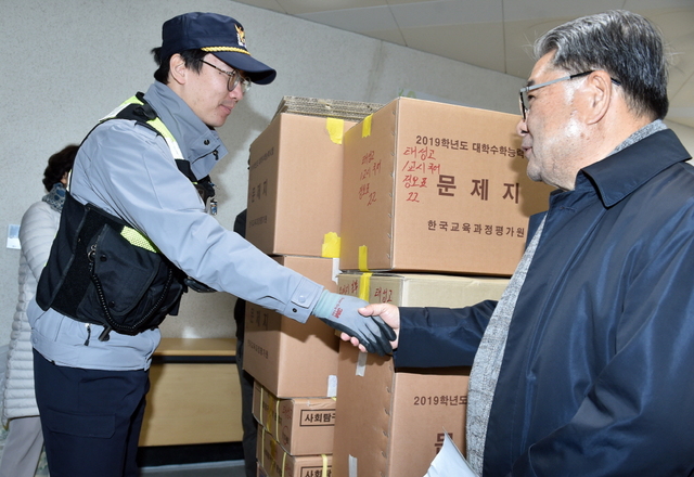 NSP통신-15일 오전 5시 용인교육지원청에서 이재정 경기도교육감이 2019년 대학수학능력 시험지 인수 관계를 격려하고 있다. (경기도교육청)