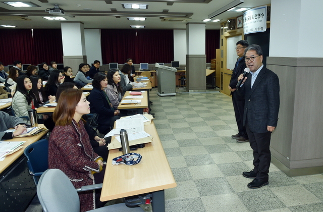 NSP통신-15일 오전 용인고등학교에서 이재정 경기도교육감이 2019년 대학수학능력시험을 치르는 수험생에게 격력의 말을 하고 있다. (경기도교육청)