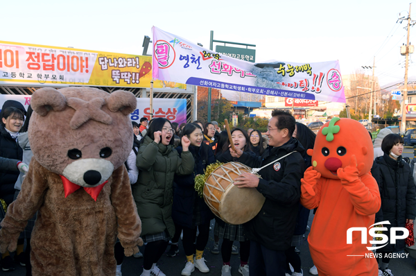 NSP통신-최기문 영천시장이 수능일인 15일 2019학년도 대학수학능력시험 시행에 따라 지역내 수능시험장인 영천고, 영천여고를 방문해 수험생과 학부모, 자원봉사자, 교육관계자들을 격려하고 있다. (영천시)