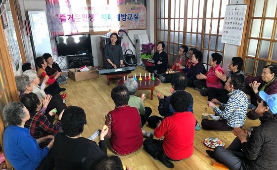 NSP통신-▲청양군이 다음달 10일까지 관내 마을을 순회하며 치매예방 프로그램을 운영한다. (청양군)