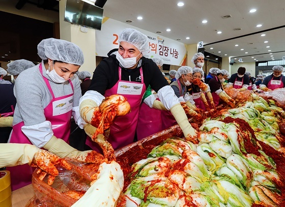 NSP통신-(왼쪽 두 번째) 카허카젬 한국지엠 사장과 임직원 및 봉사자들이 김장을 담그고 있다. (한국지엠)