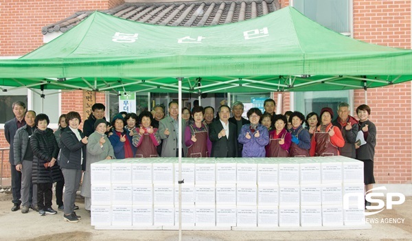 NSP통신-담양군 봉산면 여성단체협의회가 최근 사랑의 김장을 전달하고 있다. (담양군)