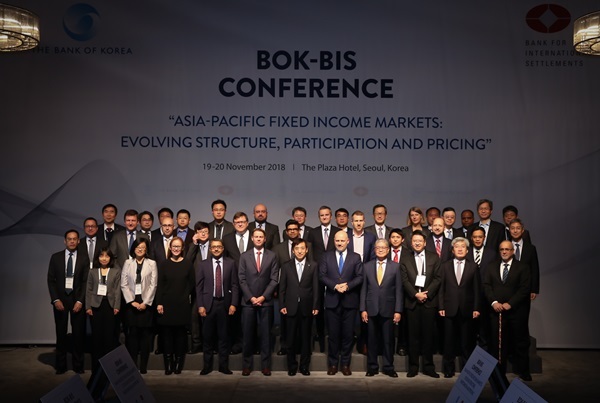 NSP통신-이주열 한국은행 총재가 19일 오전 서울 중구 플라자호텔에서 열린 2018 BOK-BIS 공동컨퍼런스에서 참석자들과 기념사진 촬영을 하고 있다 (한은)