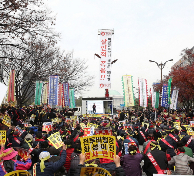 NSP통신-19일 오전 11시 서울 국회 맞은편 여의도공원 사거리 주변에서 서철모 화성시장과 범대위 회원 2000여 명이 군공항 이전 특별법 개정 반대 결의대회를 진행했다. (화성시)