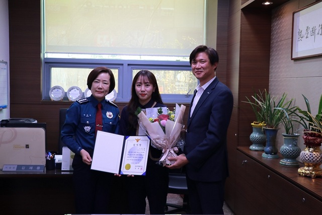 NSP통신-김포경찰서가 보이스피싱을 막은 신한은행 직원에게 감사장을 수여하고 있다. (김포경찰서)