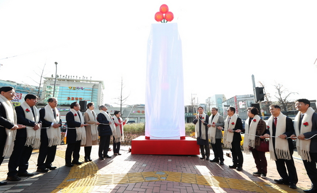 NSP통신-20일 수원 도청오거리 교통섬에서 송한준 의장을 비롯한 관계자들이 사랑의 온도탑 제막식을 진행하고 있다. (경기도의회)