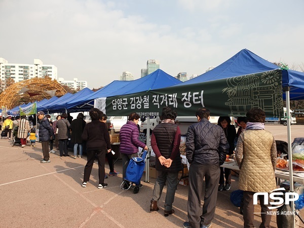 NSP통신-담양군여성단체협의회가 최근 서울 양천구 양천공원에서 펼친 담양 우수 농특산물 판촉활동. (담양군)