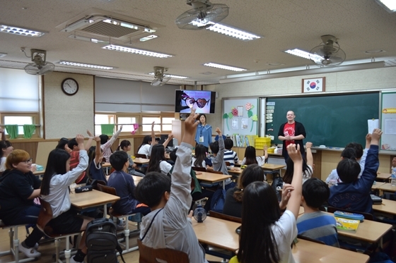 NSP통신-수원시외국어마을이 파견한 원어민강사가 찾아가는 외국어마을 프로그램을 진행하고 있다. (수원시외국어마을)