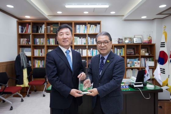 NSP통신-용인시가 경기도교육청으로부터 학교교육 여건 개선 노력 성과를 인정 받아 대응지원사업 우수기관 표창을 수상한 가운데 양진철 용인시제1부시장과 이재정 경기도교육감(오른쪽)이 기념촬영을 하고 있다. (용인시)