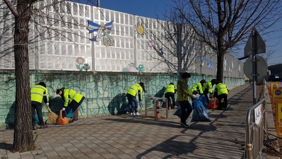 NSP통신-20일 양성초·중학교 통학로 주변에서 양성면 어머니방범대원들이 낙엽과 쓰레기를 수거하고 있다. (안성시)