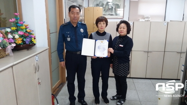 NSP통신-대구성서경찰서 죽전지구대 황현구 대장(사진 맨왼쪽)이 대구용산동우체국 유소영 주무관(사진 가운데)에게 감사패를 전달했다. (경북지방우정청)