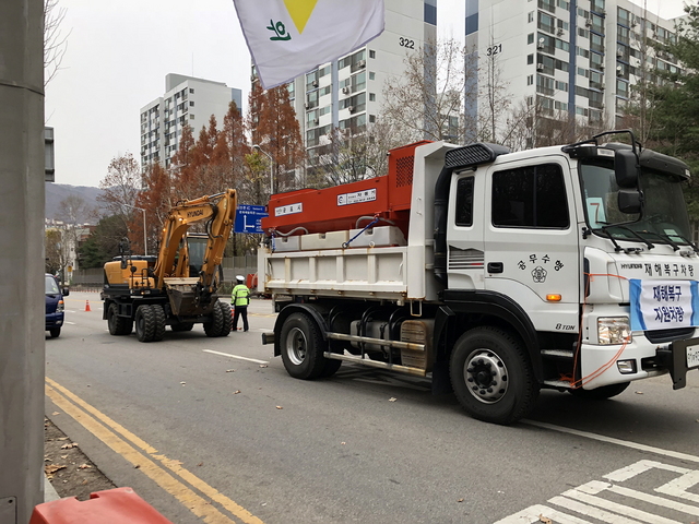 NSP통신-21일 군포시가 금당터널 인근 도로에서 겨울철 폭설 사태에 대비한 차량 소통 훈련을 시행하고 있다. (군포시)