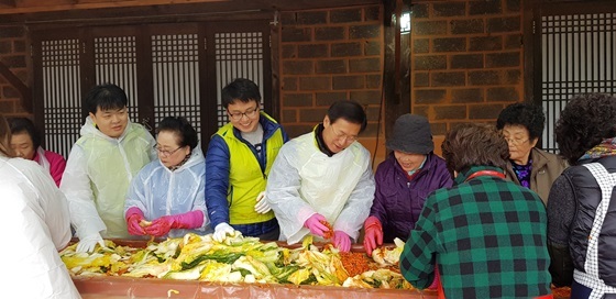 NSP통신-우광혁 NH농협카드 부사장(왼쪽에서 다섯번째)과 NH농협카드 직원들이 21일 경기도 파주 초리골마을에서 김장철 일손돕기를 하고 있다. (NH농협카드)