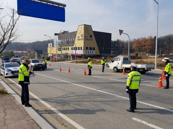 NSP통신-연말 연시 음주특별단속 중인 용인동부경찰서 경찰관들. (용인동부경찰서)