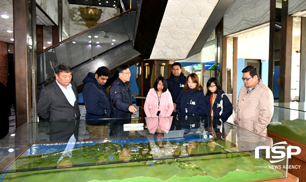 NSP통신-경북관광공사가 22일 유부촌에서 감포관광단지 개발에 대해 설명하고 있다. (경북관광공사)