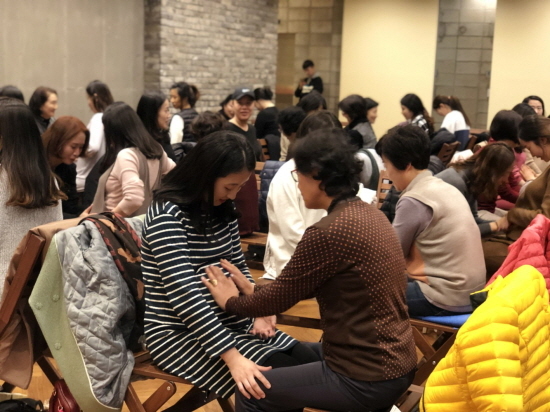 NSP통신-맘&그랜드맘스쿨에서 참석한 예비엄마와 할머니가 함께 태담 체조를 하는 모습 (매일유업 제공)