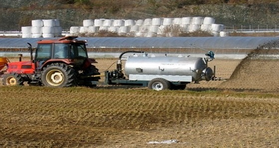 NSP통신-▲당진시가 미부숙 가축분뇨 액비 불법살포행위를 단속한다. (당진시)