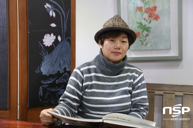 NSP통신-22일 세마동에 있는 작업실에서 김혜경 이원갤러리 대표가 민화작품을 설명하고 있다. (이주현 기자)