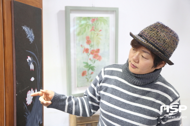 NSP통신-22일 세마동에 있는 작업실에서 김혜경 이원갤러리 대표가 민화작품을 설명하고 있다. (이주현 기자)