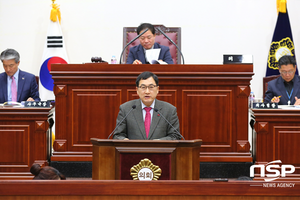 NSP통신-주낙영 경주시장이 26일 경주시의회 본회의장에서서 내년도 예산안과 새로운 경주 발전의 청사진에 대해 시정연설을 하고 있다. (경주시)