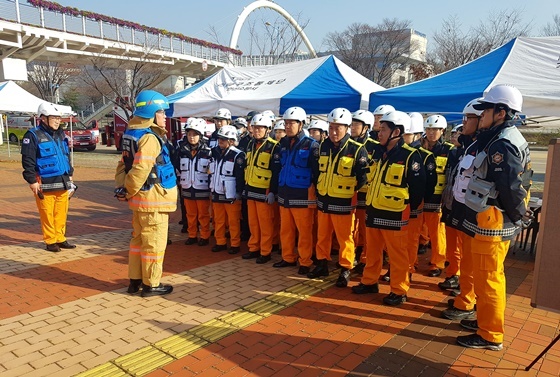 NSP통신-26일 안산소방서가 안산 와 스타디움에서 불시 가동훈련을 실시하고 있다. (안산소방서)