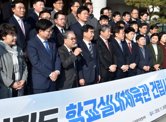 NSP통신-26일 오전 경기도의회 앞 광장에서 경기도 학교 실내체육관 건립 사업 확정 합동 보고대회에 이재정 경기도교육청 교육감이 참석해 개회사를 하고 있다. (경기도교육청)