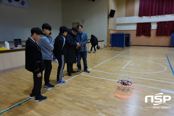 NSP통신-디 랩스 황용구 대표가 드론 축구에 대해 참가 학생들에게 설명하고 있다. (한동대학교)