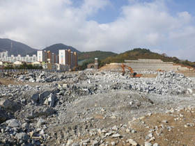 [NSP PHOTO]광양시 의암지구 아파트 공사장서 내뿜는 발파진동·비산먼지 등으로 인근 주민들 고통 호소