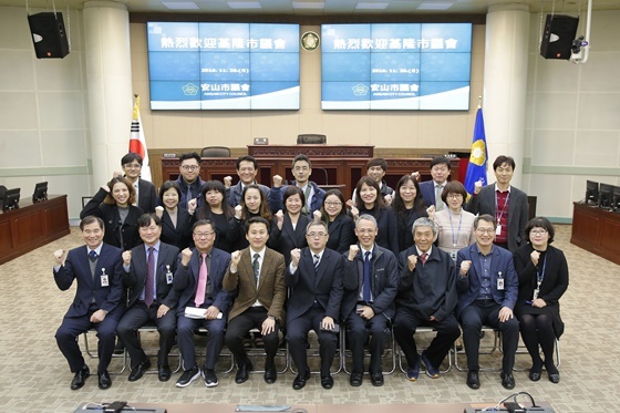 NSP통신-26일 안산시의회를 방문한 대만 기륭시의회 대표단 일행들이 송바우나 위원장(앞줄 왼쪽 네 번째)를 비롯한 의회 관계자들과 기념촬영을 하고 있다. (안산시의회)