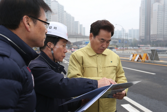 NSP통신-백군기 시장이 관계자들과 함께 30일 개통될 국도42호선 우회 자동차전용도로 현장을 점검하고 있다. (용인시)