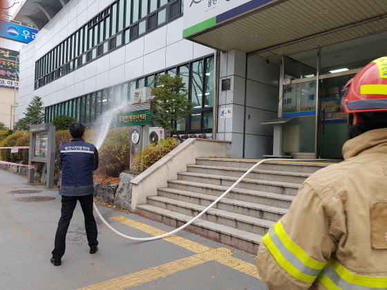 NSP통신-27일 수지구 풍덕천2동과 수지119안전센터가 합동으로 소방훈련을 하고 있다. (용인시)